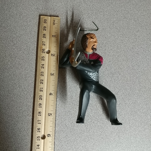 Star Trek Deep Space Nine Lieutenant Worf Hallmark Keepsake Ornament 1999 - Picture 9 of 13